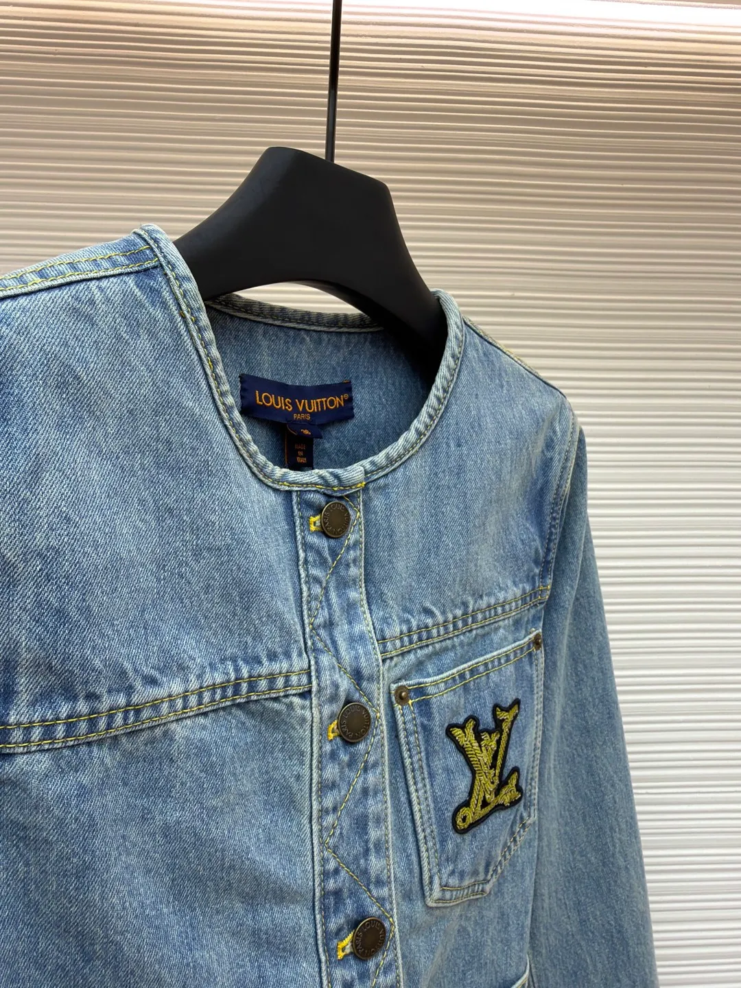 LOUIS VUITTON rope embroidered round neck denim jacket ●Authentic product: purchased and developed by 22816 ●Item number: 1680834-B25 ●Fabric: denim fabric ●Technology: embroidery production ●Version: fitted version ●Weight: about 630 grams ●Size: 34-36-38 ●Description: The fabric is made of YB customized denim fabric, with straw rope embroidery design on the chest. The overall alignment is straight and delicate, the fabric is comfortable and soft, and the color is consistent without color difference. It can be matched with the same style to create a fashionable look and control various occasions. Customized accessories, complete with three standards, same style for men and women!